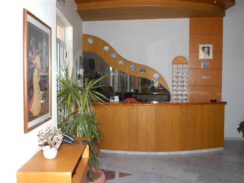 Daisy Hotel Apartments Rethymno  Bagian luar foto